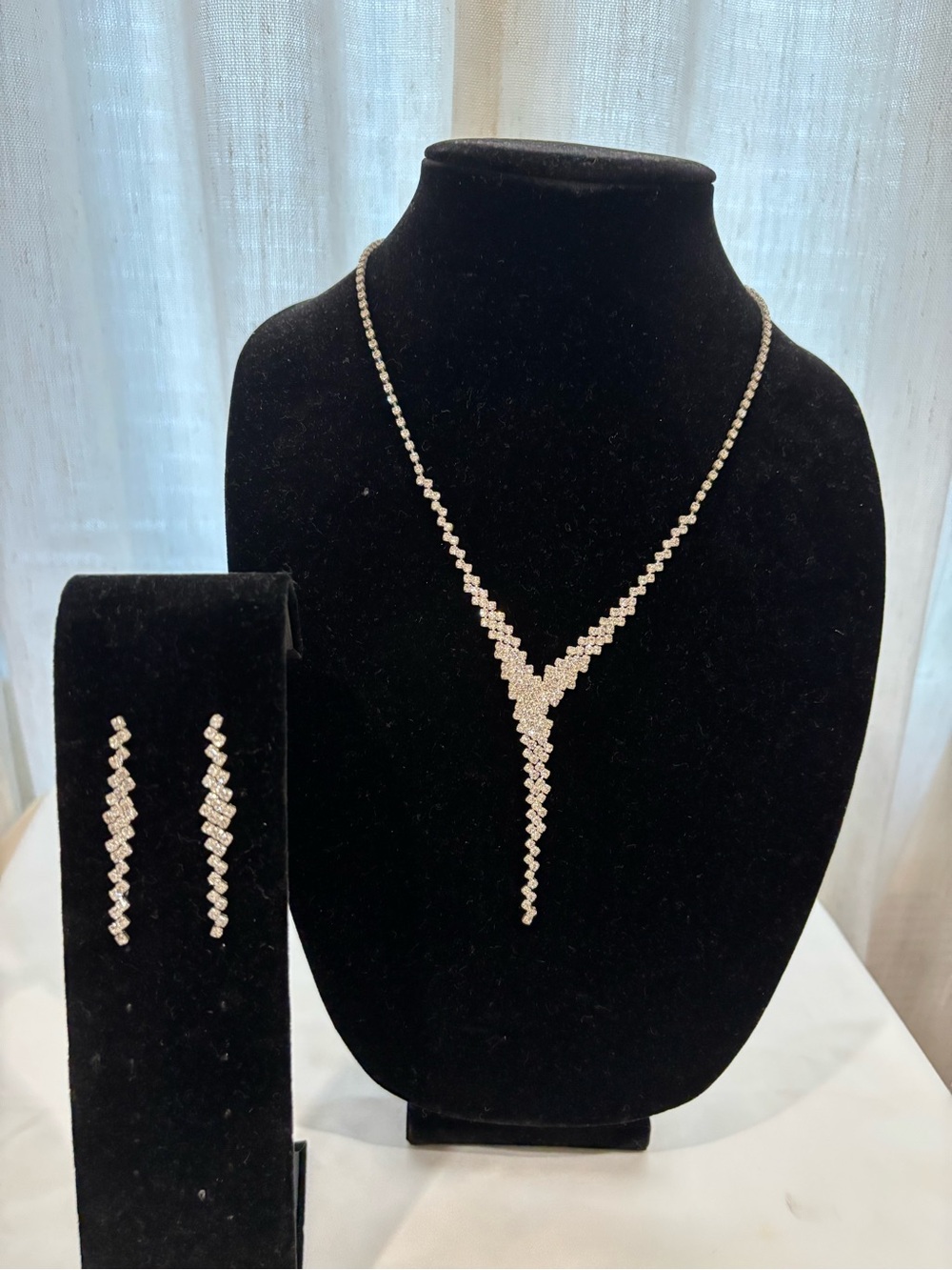 Elegant White Crystal Y-Shape Necklace & Earrings Fashion Jewelry Set